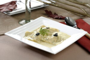 Raviolis rellenos de foie, verduras y perdiz con salsa de huevo